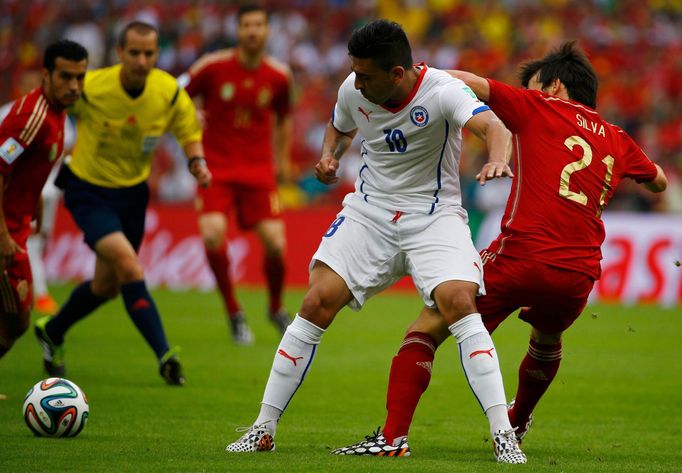 Chile's Jorge Valdivia (10) fights for the ball with Spain's David Silva (R) during their 2014 World Cup Group B soccer match at the Maracana stadium in Rio de Janeiro Ju