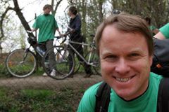 Bike to work, Environment Minister challenges his staff