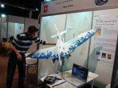 Fabian Gafner předvádí svůj model letadla, které dokáže létat pozpátku.