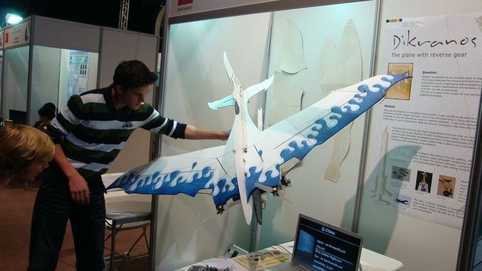 Fabian Gafner předvádí svůj model letadla, které dokáže létat pozpátku.