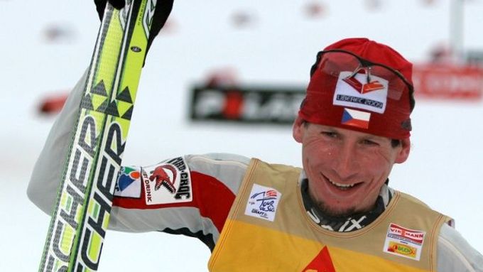 Lukáš Bauer se raduje v cíli v Novém Městě z dalšího vítězství v závodě Tour de Ski