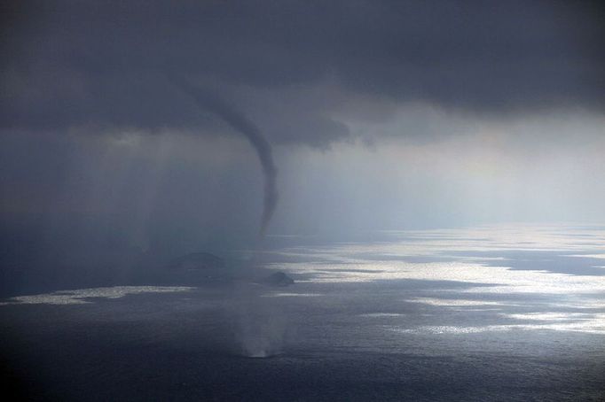 WATERSPOUT IN THE ADRIATIC SEA ADRIATIC SEA DALMATIA COAST CROATIA 07 October 2011 WATERSPOUT IN THE ADRIATIC SEA ADRIATIC SEA DALMATIA COAST CROATIA DUBROVNIK CROATIA 07 October 2011