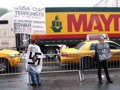 "Vykupte naše vojáky," hlásá plakát jednoho z demonstrantů na newyorském Union Square