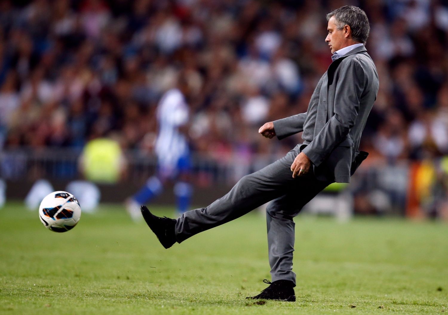 Portugalský fotbalový trenér José Mourinho z Realu Madrid kope do míče v utkání La Ligy 2012/13 s Deportivem La Coruňa.