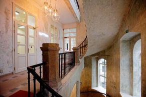 Část domu v pražské Divadelní ulici bude patřit umělcům. Další rekonstrukci ale musí povolit statici