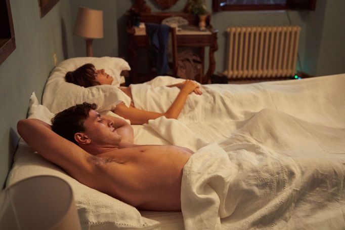 Daisy Edgar-Jonesová jako Marianne a Paul Mescal v roli Connella.