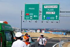 Stržené značení poškodilo pět aut, hlásí pražský okruh