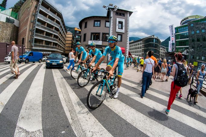 Ve stejné době jako Etixx vyjížděla na trénink i skupina závodníků Astany včetně Vincenza Nibaliho.