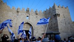 Izraelci slaví v ulicích Jeruzaléma.