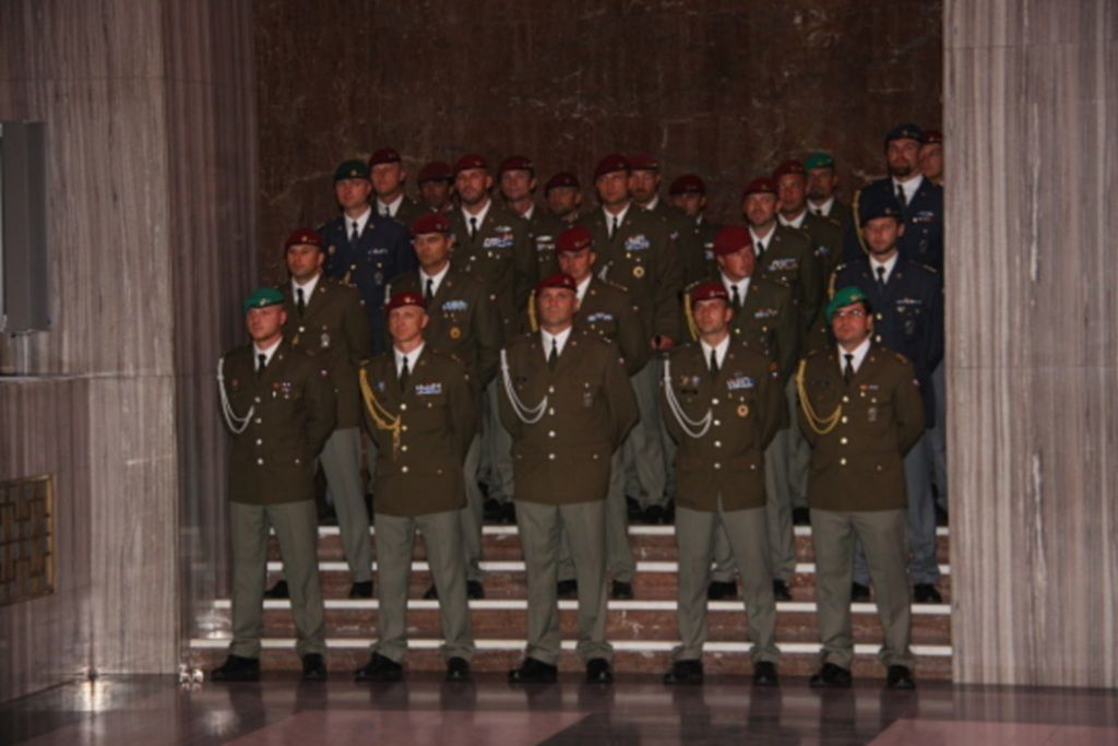 Čeští vojáci přijímají pamětní medaile a vyznamenání po návratu z Afghánistánu
