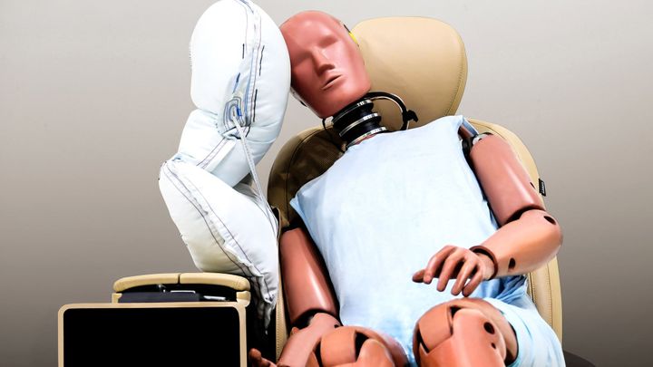 Náraz na stranu spolujezdce je horší než na řidiče. Řešením by mohl být nový airbag
