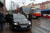 Na zastávce tramvají u Smíchovského nádraží zaparkovala primátorská limuzína.