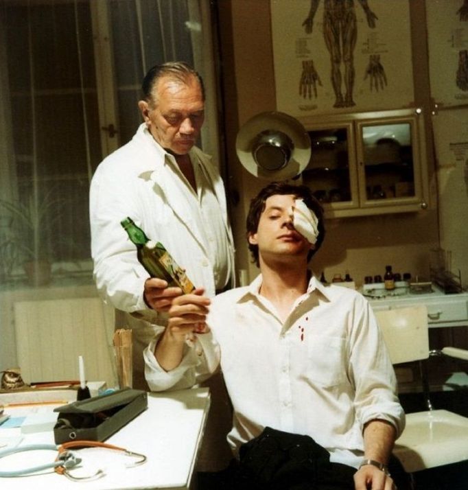 Rudolf Hrušínský jako doktor Skružný a Jan Hartl coby Václav ve filmu Vesničko má středisková.
