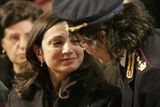 Policejní důstojník kondoluje vdově po italském policistovi Filippe Racitim, který zemřel při pátečním střetu s fanoušky na sicilském fotbalovém derby.