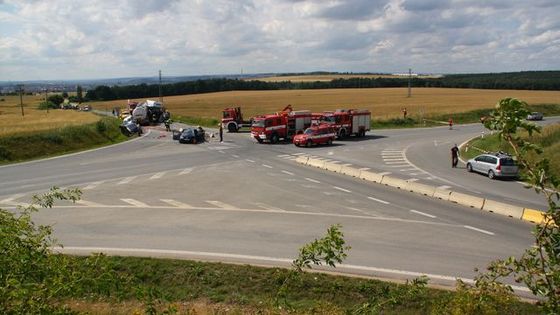 Cisterna s lihovinou se u Plzně srazila se 4 osobními auty