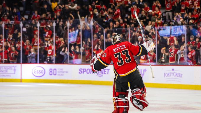 David Rittich slaví výhru v NHL 2019-20