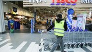 Samoobslužné pokladny už nejspíš znáte. Řetězec Globus a nově i Tesco jdou ale ještě o krok dál a nabízejí technologii, která nejen obejde fronty u pokladen, ale ušetří i čas strávený vykládáním zboží na pás a zase zpět.