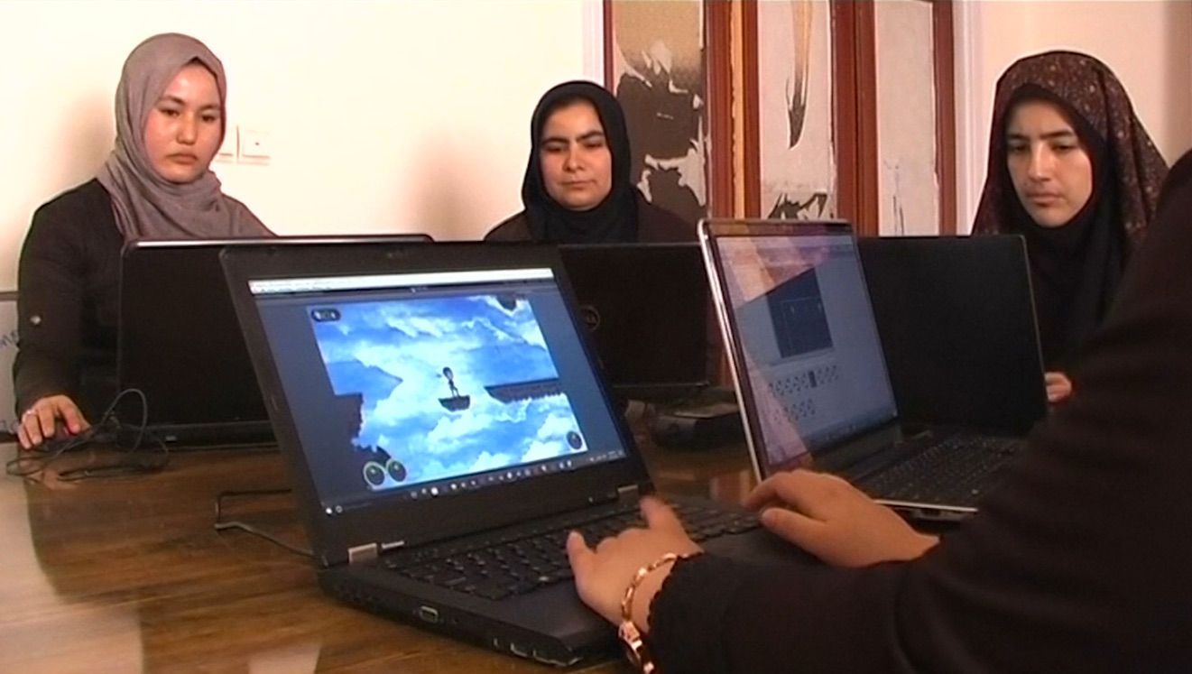 V Afghánistánu vzniká nová generace programátorů. Školí tam mladé kodérky