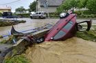 Obětí záplav je 48letá žena. Pohřešovanou seniorku hledají vrtulníkem i dronem