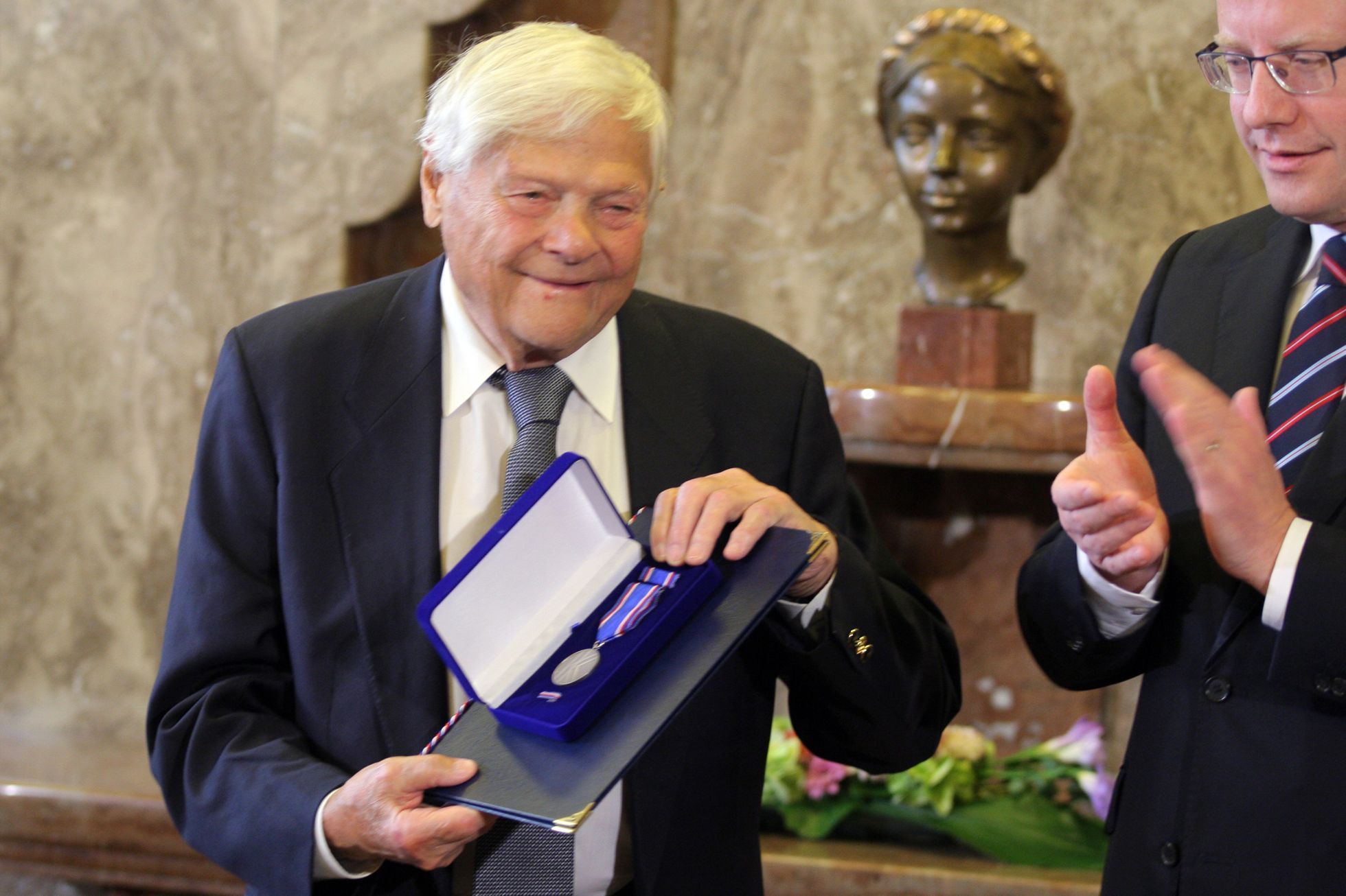 Jiří Brady vyznamenán premiérem a poslaneckou sněmovnou