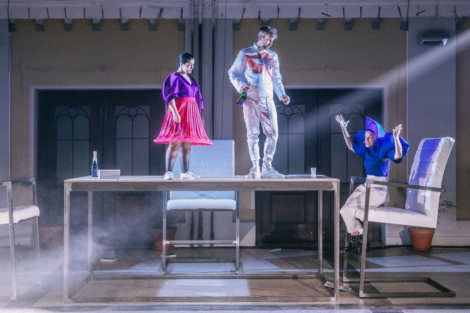 Magdalena Malá v roli Reginy, Miloslav König jako Osvald a Lucie Trmíková coby Alvingová.