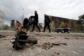 Místo odpadků se na zemi válí munice. Fotografové zachytili Ukrajinu posetou střelami
