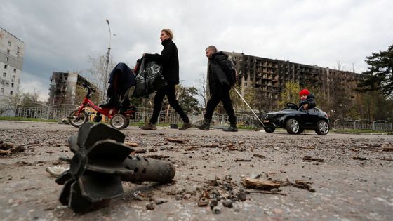 Místo odpadků se na zemi válí munice. Fotografové zachytili Ukrajinu posetou střelami