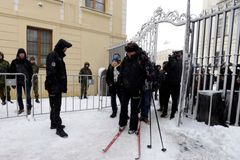 Odpůrci kontrol na Hradě protestovali u jeho bran. Senátor Růžička dorazil na běžkách
