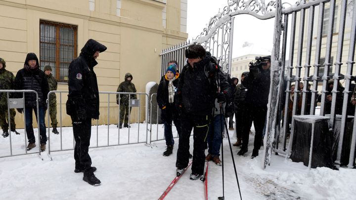 Odpůrci kontrol na Hradě protestovali u jeho bran. Senátor Růžička dorazil na běžkách