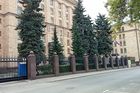 Ambasáda v Moskvě připomíná město duchů. Zavřená je i česká pivnice a hotel