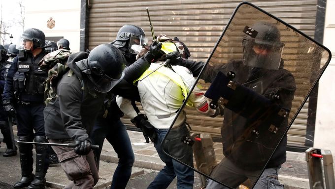 Policie v Paříži použila proti demonstrantům slzný plyn