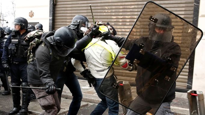 Protest hnutí žlutých vest v Paříži - 8. prosinec