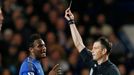 Fotbalista Chelsea John Obi Mikel a rozhodčí Mark Clattenburg