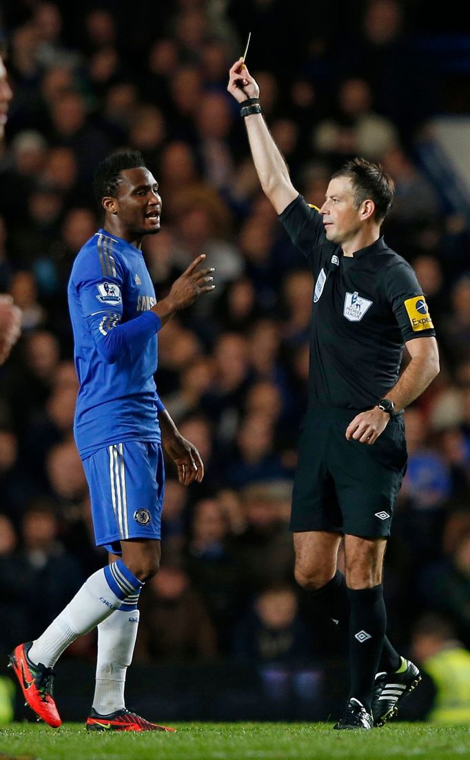 Fotbalista Chelsea John Obi Mikel a rozhodčí Mark Clattenburg