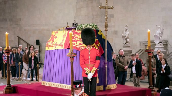 Rakev královny Alžběty II. může ve Westminster Hall navštívit veřejnost.