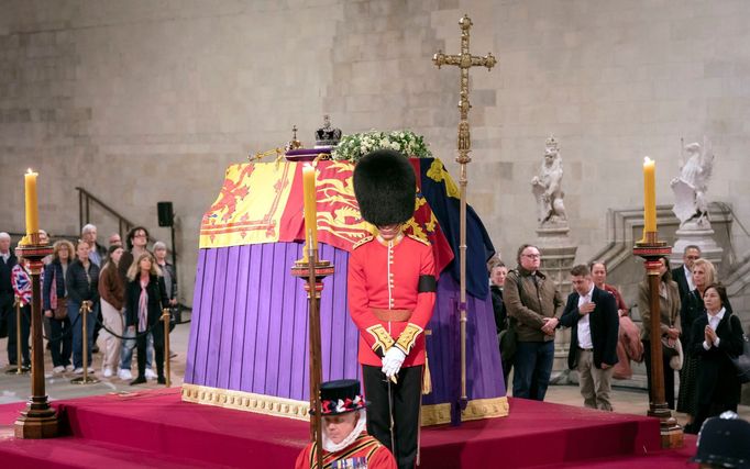 Rakev královny Alžběty II. může ve Westminster Hall navštívit veřejnost.