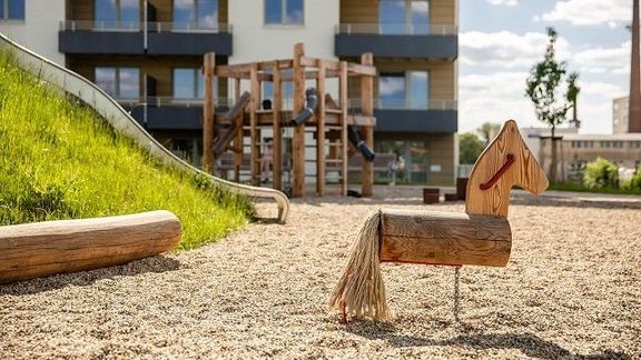 Nové bydlení nepředstavují jen dispozice bytu, ale i hezké okolí domu a parky s dětským hřištěm.