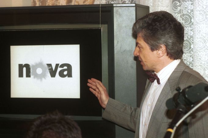 Generální ředitel společnosti CET 21 Vladimír Železný představuje logo TV NOVA. (14.9. 1993)