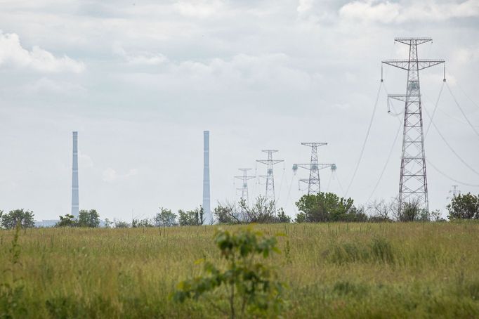 Záporožská jaderná elektrárna, kterou kontrolují Rusové. Stojí na druhém břehu Dněpru, prakticky na dohled od obce Marhanec. Dráty vedou i na ukrajinskou stranu řeky.