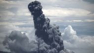 Hned na Nový rok se Indonésanům naskytl tento pohled - sopka Krakatoa chrlila horký popel.