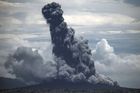 Hned na Nový rok se Indonésanům naskytl tento pohled - sopka Krakatoa chrlila horký popel.
