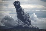 Hned na Nový rok se Indonésanům naskytl tento pohled - sopka Krakatoa chrlila horký popel.