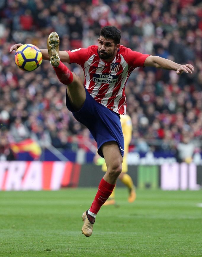 Diego Costa z Atlétika Madrid předvedl karatistický kop, ovšem k výhře nad Gironou to nevedlo