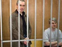 Bývalý šéf Jukosu Michail Chodorkovskij a jeho partner Platon Lebeděv už si svůj trest odpykávají, přesto jsou obviněni z dalších prohřešků a čekají je další soudy.