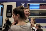 Budapešťským hlavním nádražím se kromě pláče ozývalo i hlasité skandování. Běženci křičeli hesla jako "Germany, help us!" (Německo, pomoz nám!) nebo "Deutschland! Deutschland! (Německo, Německo).