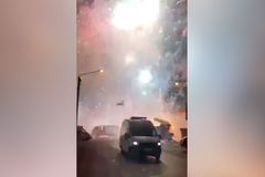 Video: Pyrotechnika vybuchovala všemi směry. Rusové raději sedali do aut a prchali