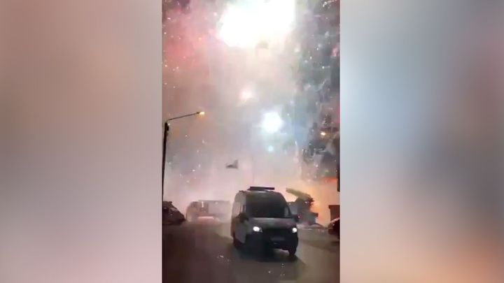 Video: Pyrotechnika vybuchovala všemi směry. Rusové raději sedali do aut a prchali