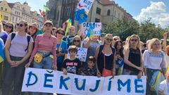 Ženy a děti z Ukrajiny, které v minulosti na pražském Václavském náměstí děkovaly lidem v Česku za velkou pomoc po vypuknutí ruské války proti Ukrajině.