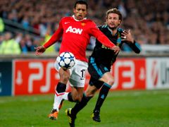 Obránce Marseille Heinze v souboji s hostujícím Nanim z Manchesteru United