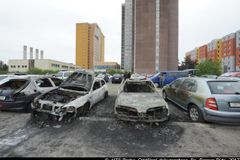 V Praze v noci hořela dvě osobní auta, která zřejmě někdo zapálil. Škody jdou do stovek tisíc korun